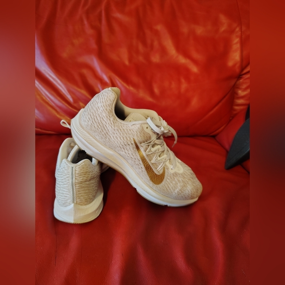 Nike Cream Sneakers with Yellow Highlights - Picture 3 of 6